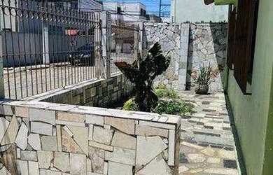 Imagem: A casa possui 3 Dormitórios, 1 Banheiro, 1 Vaga na garagem