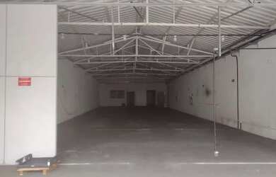 Imagem: O depósito possui 5 Vagas na garagem, 700m² de Área e está