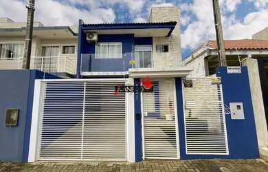 Imagem: A casa possui 3 Dormitórios, 3 Banheiros, 2 Vagas na garagem