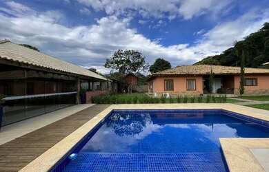 Imagem: A casa possui 4 Dormitórios, 1 Banheiro, 2 Vagas na garagem