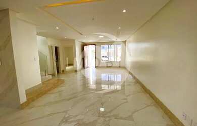 Imagem: A casa possui 4 Dormitórios, 5 Banheiros, 3 Vagas na garagem