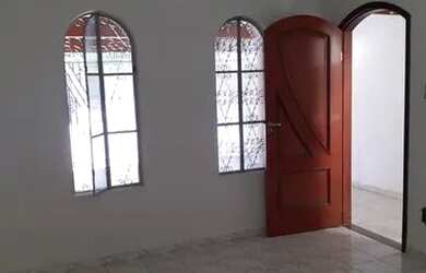 Imagem: A casa possui 2 Dormitórios, 1 Banheiro, 2 Vagas na garagem