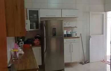 Imagem: A casa possui 2 Dormitórios, 2 Banheiros, 2 Vagas na garagem