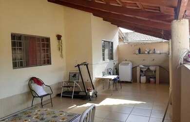 Imagem: A casa possui 3 Dormitórios, 1 Banheiro, 2 Vagas na garagem