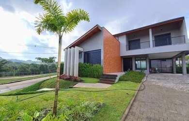 Imagem: A casa em condomínio à venda possui 4 Dormitórios, 2 Banheiros