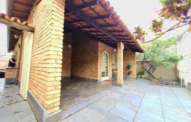 Imagem: A casa possui 3 Dormitórios, 2 Banheiros, 2 Vagas na garagem