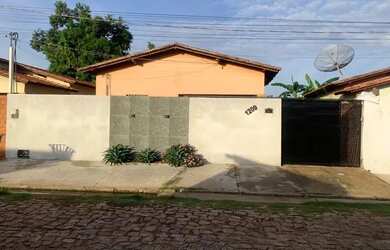 Imagem: A casa possui 3 Dormitórios, 1 Banheiro, 2 Vagas na garagem