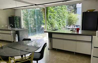 Imagem: A casa possui 2 Dormitórios, 3 Banheiros, 2 Vagas na garagem