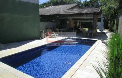 Imagem: A casa possui 4 Dormitórios, 5 Banheiros, 5 Vagas na garagem