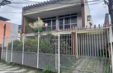 Imagem: A casa possui 5 Dormitórios, 3 Banheiros e 2 Vagas na garagem