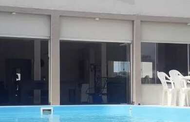 Imagem: A casa possui 3 Dormitórios, Acomodam 10 pessoas, 3 Vagas na