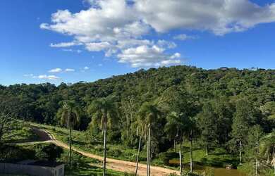 Imagem 5: Invista em Ibiúna!** Terreno com água na porta e energia. Perfeito para projetos criativos