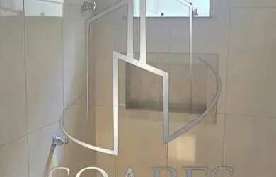 Imagem: A casa possui 3 Dormitórios, 3 Banheiros, 2 Vagas na garagem