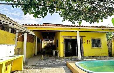 Imagem: A casa possui 3 Dormitórios, 2 Banheiros, 2 Vagas na garagem