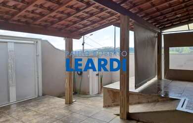 Imagem: A casa possui 3 Dormitórios, 3 Banheiros, 2 Vagas na garagem