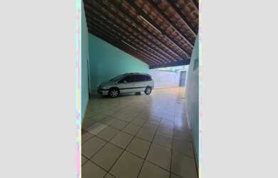Imagem: A casa possui 3 Dormitórios, 2 Banheiros, 3 Vagas na garagem