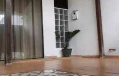 Imagem: A casa possui 3 Dormitórios, 1 Banheiro, 1 Vaga na garagem