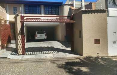 Imagem: A casa possui 4 Dormitórios, 5 Banheiros, 4 Vagas na garagem