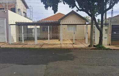 Imagem: A casa possui 3 Dormitórios, 4 Banheiros, 4 Vagas na garagem