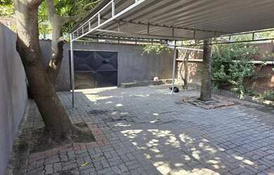 Imagem: A casa possui 3 Dormitórios, 2 Banheiros, 1 Vaga na garagem