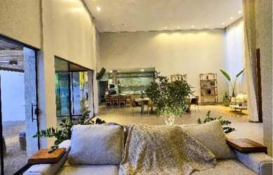 Imagem: A casa em condomínio possui 4 Dormitórios, 5 Banheiros, 615m²