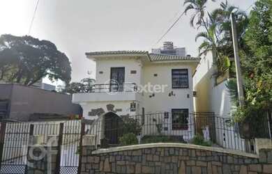 Imagem: A casa possui 3 Dormitórios, 5 Banheiros, 4 Vagas na garagem