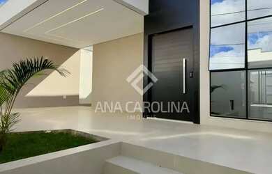 Imagem: A casa possui 3 Dormitórios, 1 Banheiro, 2 Vagas na garagem