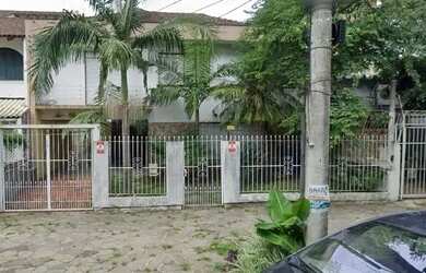 Imagem: A casa possui 5 Dormitórios, 5 Banheiros, 3 Vagas na garagem