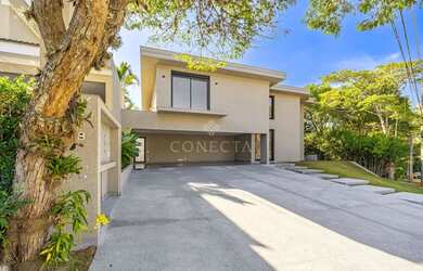 Imagem: A casa possui 4 Dormitórios, 5 Banheiros, 4 Vagas na garagem