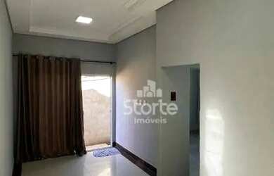 Imagem: A casa possui 3 Dormitórios, 2 Banheiros, 1 Vaga na garagem