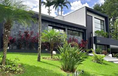 Imagem: A casa em condomínio possui 4 Dormitórios, 5 Banheiros, 5