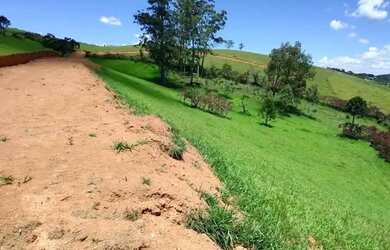 Imagem: O terreno possui 600m² de Área e está localizado em Portão