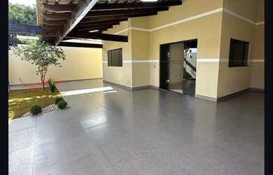 Imagem: A casa possui 3 Dormitórios, 2 Banheiros, 2 Vagas na garagem