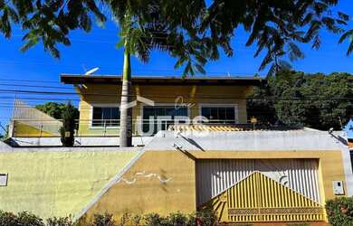 Imagem: A casa possui 5 Dormitórios, 5 Banheiros, 3 Vagas na garagem