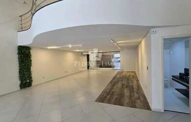 Imagem: O depósito possui 2 Vagas na garagem e 408m² de Área e está