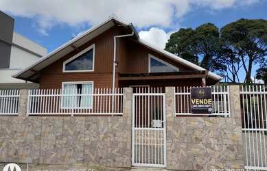 Imagem: A casa possui 3 Dormitórios, 2 Banheiros, 3 Vagas na garagem