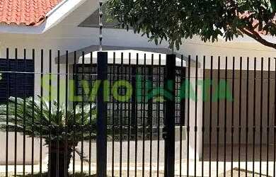 Imagem: A casa possui 5 Dormitórios, 3 Banheiros, 4 Vagas na garagem