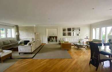 Imagem: A casa em condomínio possui 4 Dormitórios, 5 Banheiros, 5