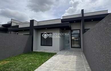 Imagem: A casa possui 3 Dormitórios, 1 Banheiro, 2 Vagas na garagem