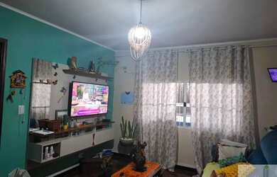 Imagem: A casa possui 2 Dormitórios, 2 Banheiros, 2 Vagas na garagem