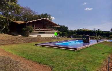 Imagem: A casa possui 4 Dormitórios, 5 Banheiros, 5 Vagas na garagem