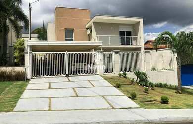 Imagem: A casa possui 3 Dormitórios, 3 Banheiros, 2 Vagas na garagem