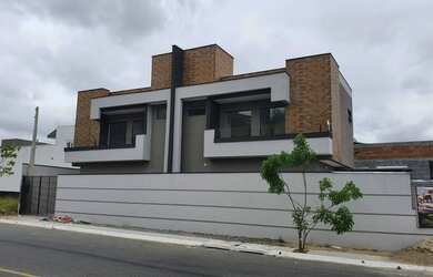 Imagem: A casa possui 3 Dormitórios, 2 Banheiros, 2 Vagas na garagem