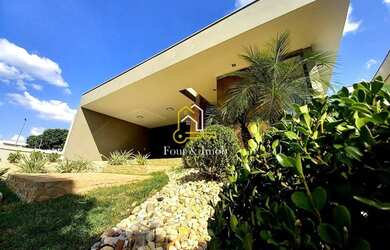 Imagem: A casa em condomínio possui 3 Dormitórios, 4 Banheiros, 4