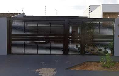 Imagem: A casa possui 3 Dormitórios, 3 Banheiros, 4 Vagas na garagem