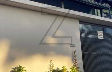 Imagem: A casa possui 3 Dormitórios, 3 Banheiros, 4 Vagas na garagem