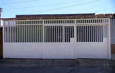 Imagem: A casa possui 3 Dormitórios, 1 Banheiro, 2 Vagas na garagem