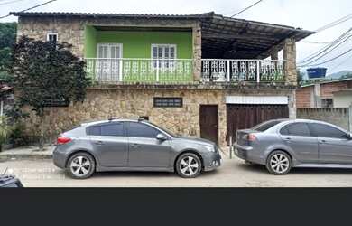 Imagem: A casa possui 3 Dormitórios, 4 Banheiros, 2 Vagas na garagem