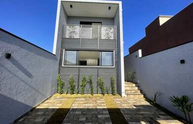 Imagem: A casa possui 3 Dormitórios, 3 Banheiros, 2 Vagas na garagem