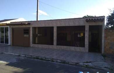 Imagem: A casa possui 4 Dormitórios, 3 Banheiros, 2 Vagas na garagem